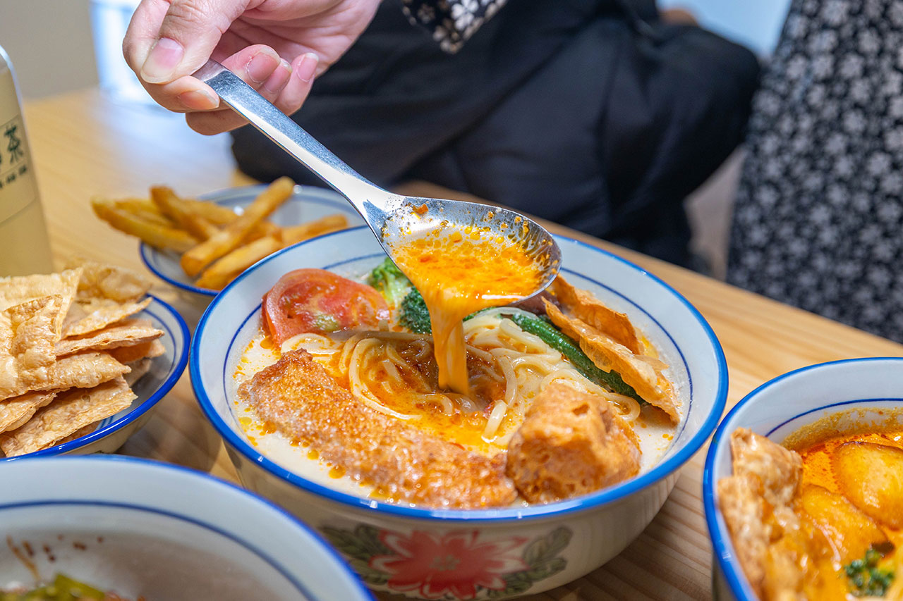 【2026台中北屯美食推薦】熱浪小島南洋蔬食，檳城白咖哩、銷魂排燒飯，自家種植南洋香料風味超頂，連肉食控都會一吃上癮！