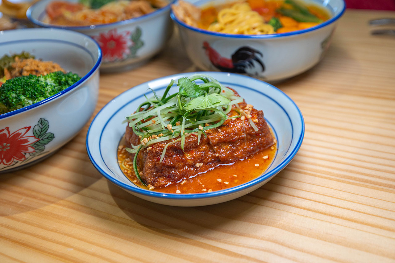 【2026台中北屯美食推薦】熱浪小島南洋蔬食，檳城白咖哩、銷魂排燒飯，自家種植南洋香料風味超頂，連肉食控都會一吃上癮！