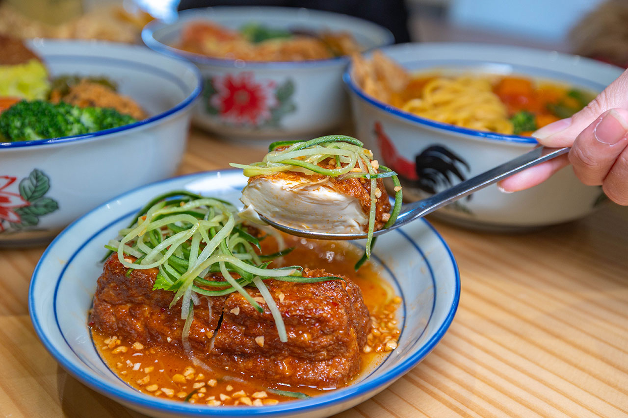 【2026台中北屯美食推薦】熱浪小島南洋蔬食，檳城白咖哩、銷魂排燒飯，自家種植南洋香料風味超頂，連肉食控都會一吃上癮！