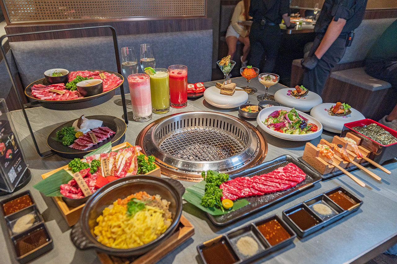 札卡燒肉南屯店｜被燒肉耽誤的高級日本料理？壽司之神御用海苔×桌邊代烤和牛，焦糖烏魚子蟹膏、啢男聯名甜點，台中南屯聚餐約會新天花板！