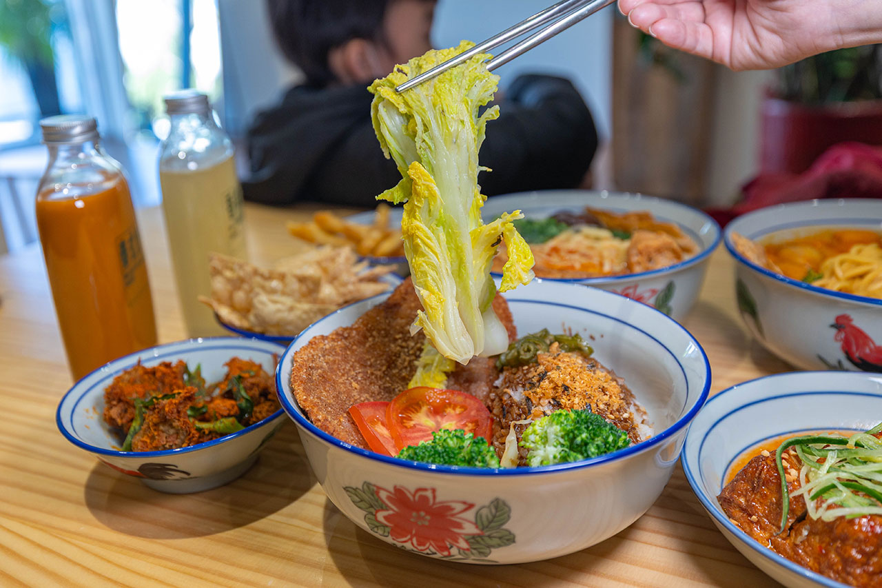 【2026台中北屯美食推薦】熱浪小島南洋蔬食，檳城白咖哩、銷魂排燒飯，自家種植南洋香料風味超頂，連肉食控都會一吃上癮！