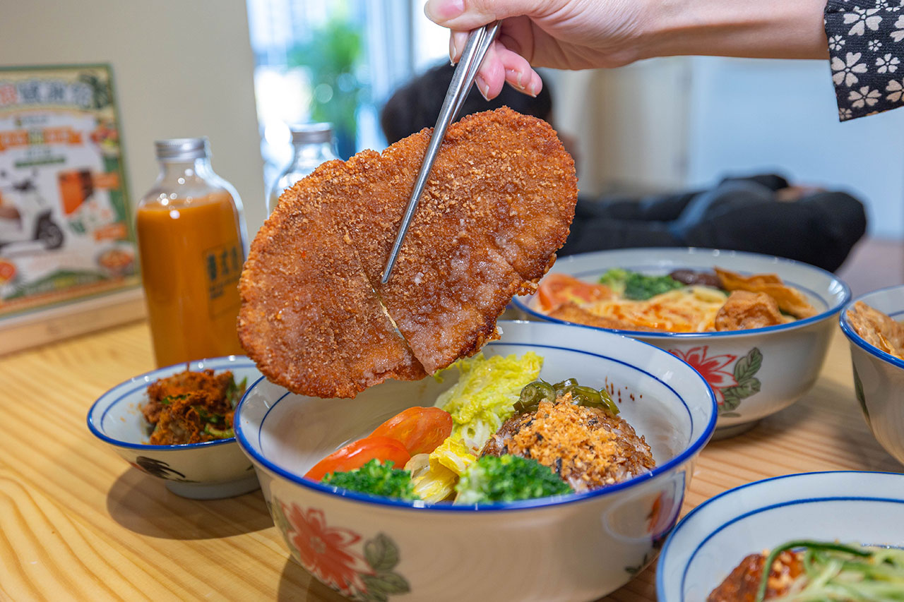 【2026台中北屯美食推薦】熱浪小島南洋蔬食，檳城白咖哩、銷魂排燒飯，自家種植南洋香料風味超頂，連肉食控都會一吃上癮！