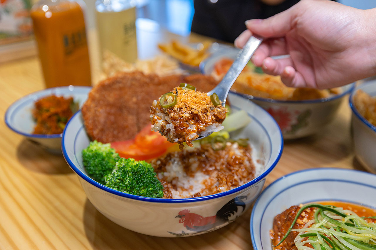 【2026台中北屯美食推薦】熱浪小島南洋蔬食，檳城白咖哩、銷魂排燒飯，自家種植南洋香料風味超頂，連肉食控都會一吃上癮！