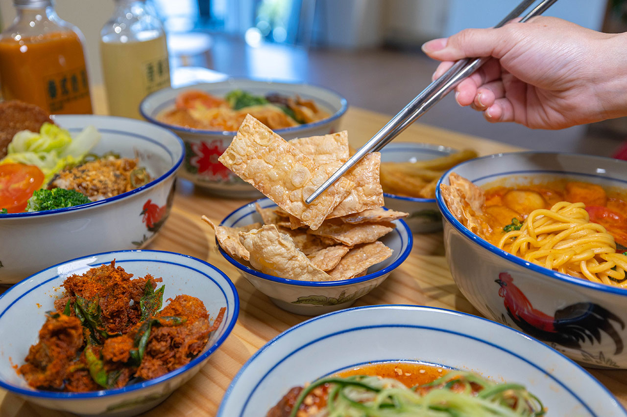 【2026台中北屯美食推薦】熱浪小島南洋蔬食，檳城白咖哩、銷魂排燒飯，自家種植南洋香料風味超頂，連肉食控都會一吃上癮！