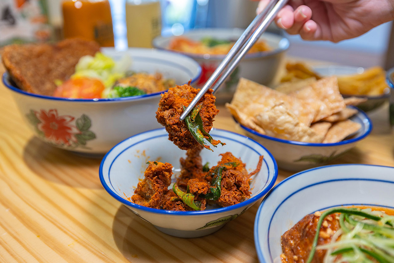 【2026台中北屯美食推薦】熱浪小島南洋蔬食，檳城白咖哩、銷魂排燒飯，自家種植南洋香料風味超頂，連肉食控都會一吃上癮！