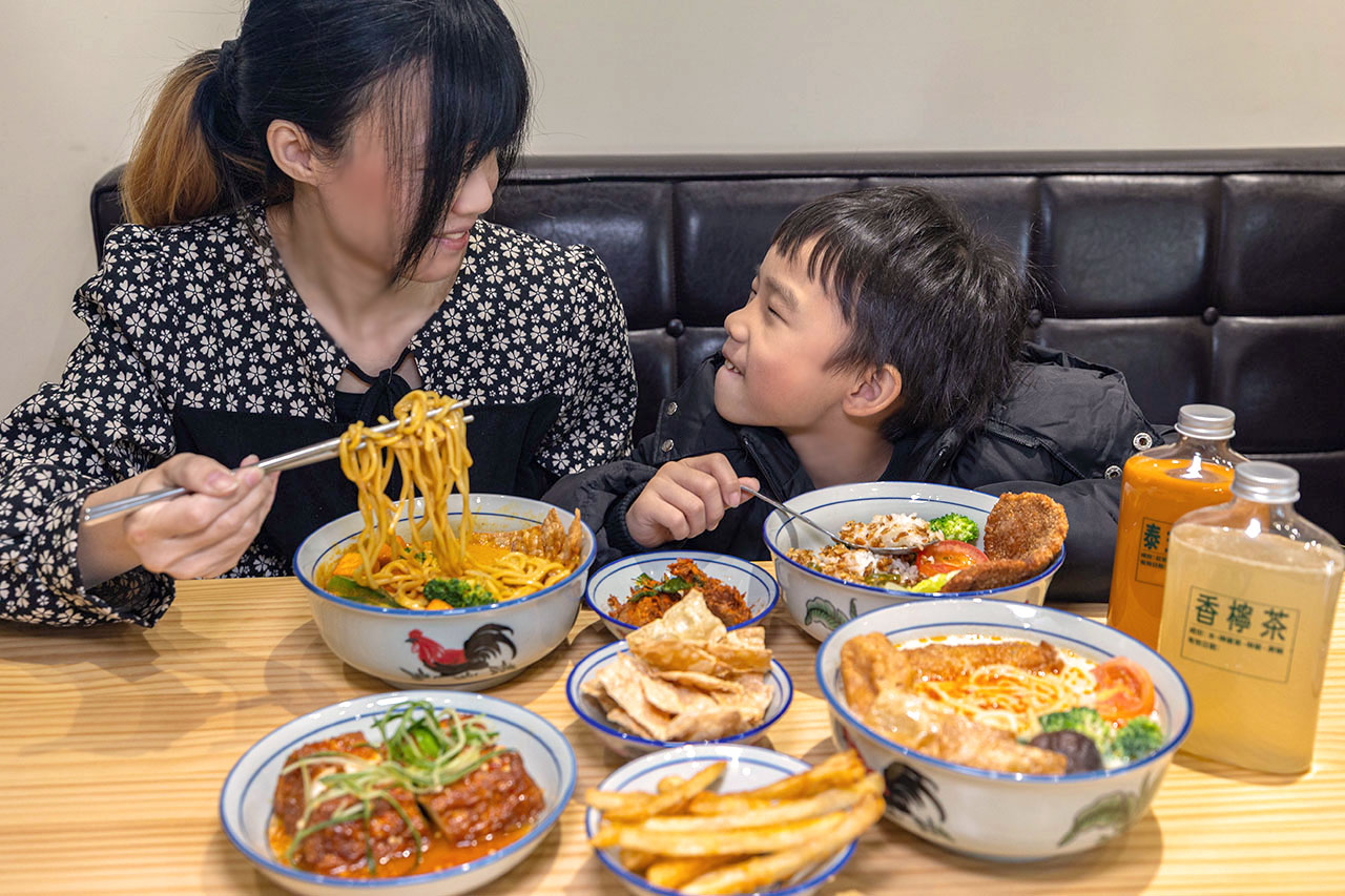 【2026台中北屯美食推薦】熱浪小島南洋蔬食，檳城白咖哩、銷魂排燒飯，自家種植南洋香料風味超頂，連肉食控都會一吃上癮！