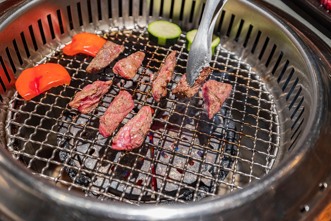 札卡燒肉南屯店｜被燒肉耽誤的高級日本料理？壽司之神御用海苔×桌邊代烤和牛，焦糖烏魚子蟹膏、啢男聯名甜點，台中南屯聚餐約會新天花板！