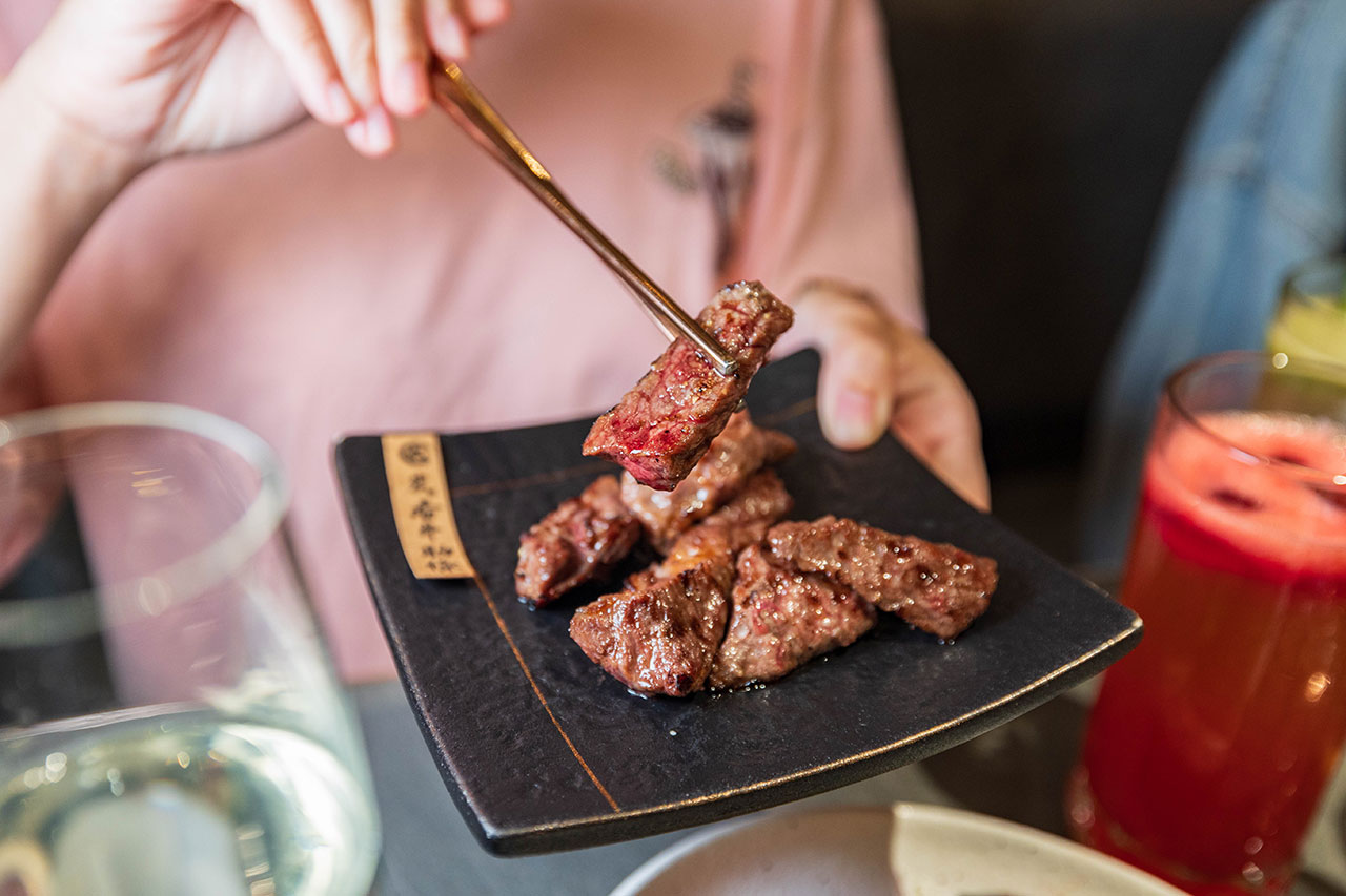 札卡燒肉南屯店｜被燒肉耽誤的高級日本料理？壽司之神御用海苔×桌邊代烤和牛，焦糖烏魚子蟹膏、啢男聯名甜點，台中南屯聚餐約會新天花板！