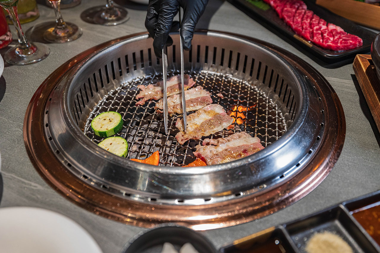 札卡燒肉南屯店｜被燒肉耽誤的高級日本料理？壽司之神御用海苔×桌邊代烤和牛，焦糖烏魚子蟹膏、啢男聯名甜點，台中南屯聚餐約會新天花板！