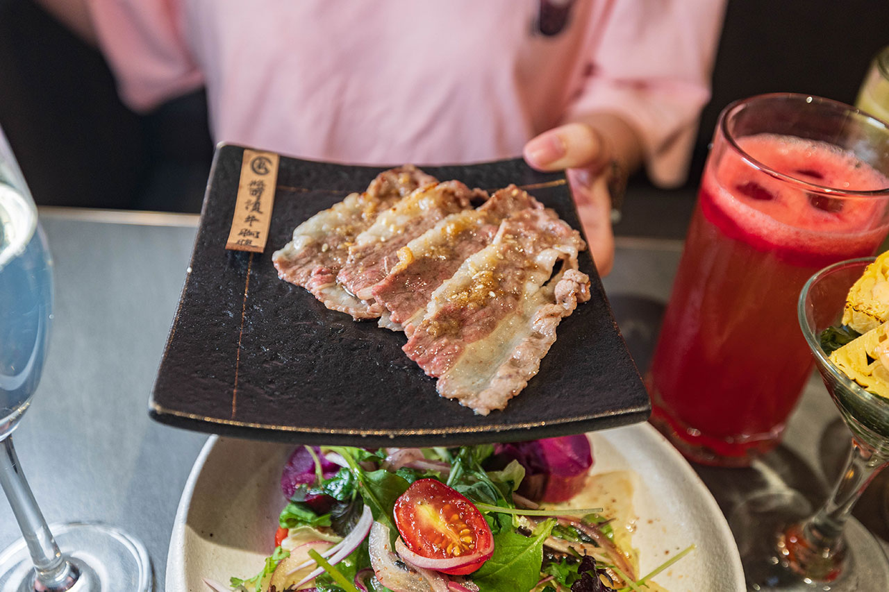 札卡燒肉南屯店|被燒肉耽誤的高級日本料理?壽司之神御用海苔×桌邊代烤和牛,焦糖烏魚子蟹膏、啢男聯名甜點,台中南屯聚餐約會新天花板! 札卡燒肉南屯店|被燒肉耽誤的高級日本料理?壽司之神御用海苔×桌邊代烤和牛,焦糖烏魚子蟹膏、啢男聯名甜點,台中南屯聚餐約會新天花板!