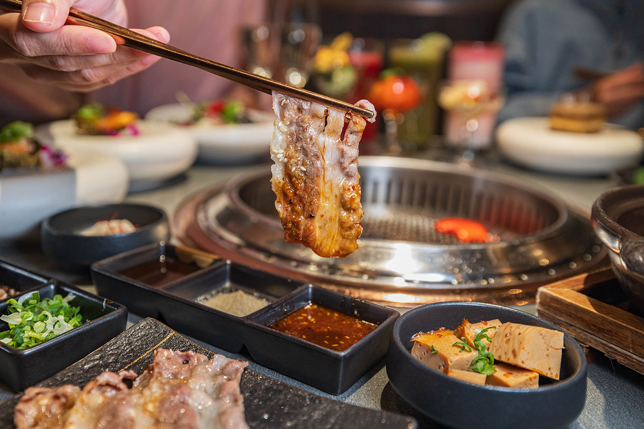 札卡燒肉南屯店｜被燒肉耽誤的高級日本料理？壽司之神御用海苔×桌邊代烤和牛，焦糖烏魚子蟹膏、啢男聯名甜點，台中南屯聚餐約會新天花板！