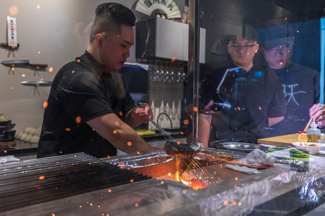 跃.YueFire直火小料理（躍）獨家直火炭燒！吃日本料理像看煙火秀，最新台中無菜單料理推薦！宵夜也能吃 2026 台中逢甲美食推薦