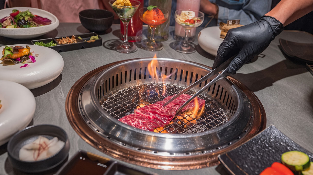 札卡燒肉南屯店｜被燒肉耽誤的高級日本料理？壽司之神御用海苔×桌邊代烤和牛，焦糖烏魚子蟹膏、啢男聯名甜點，台中南屯聚餐約會新天花板！