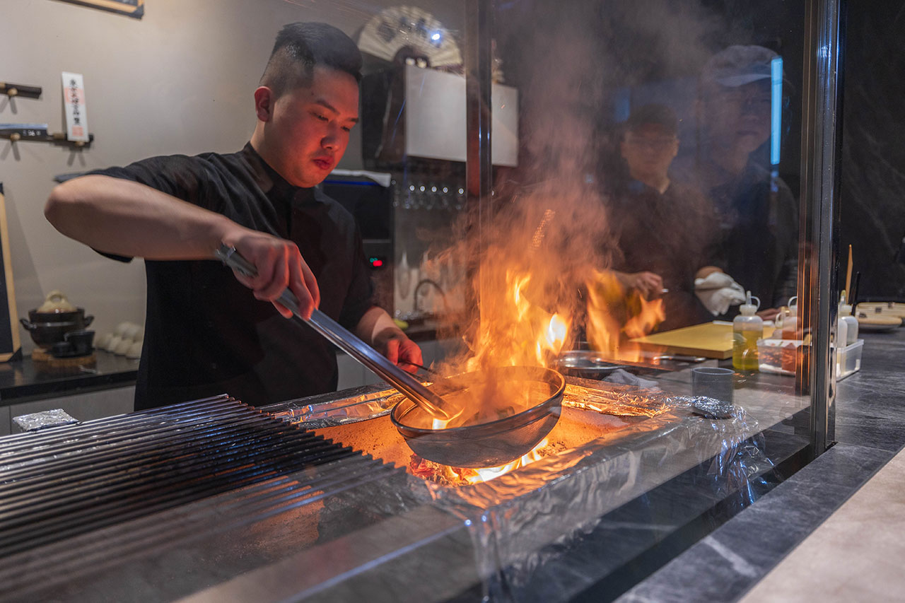 跃.YueFire直火小料理（躍）獨家直火炭燒！吃日本料理像看煙火秀，最新台中無菜單料理推薦！宵夜也能吃 2026 台中逢甲美食推薦