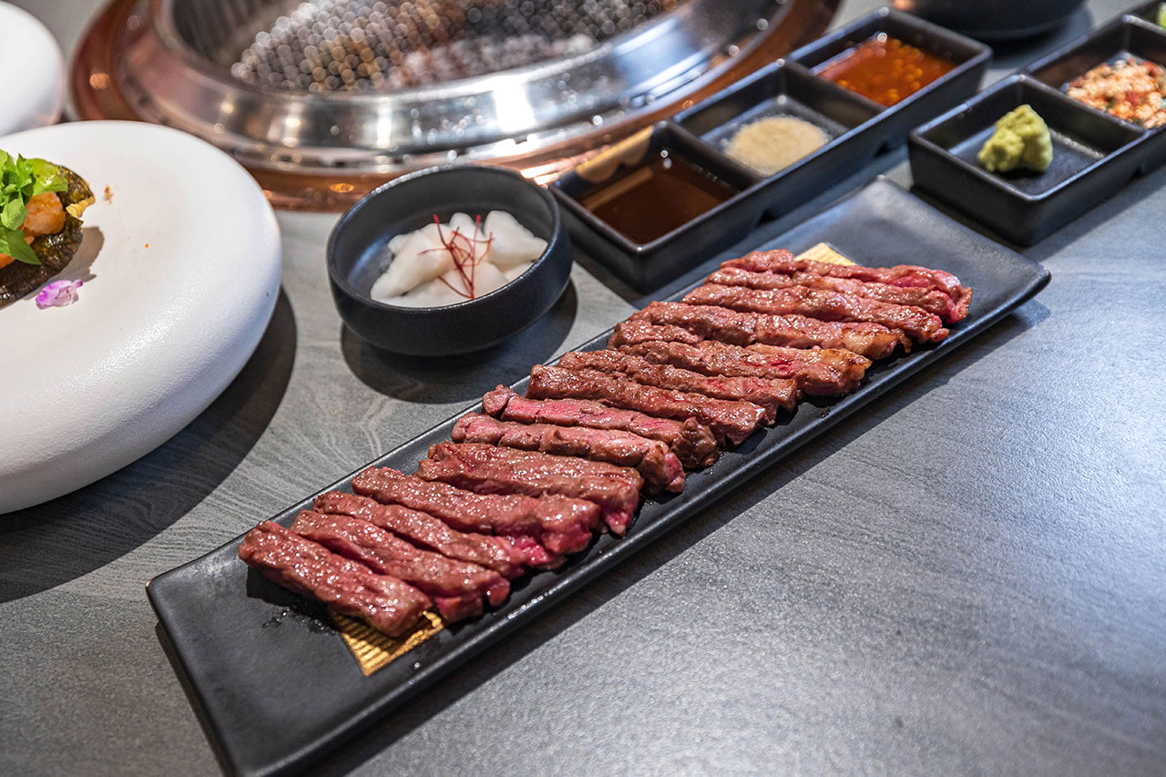 札卡燒肉南屯店｜被燒肉耽誤的高級日本料理？壽司之神御用海苔×桌邊代烤和牛，焦糖烏魚子蟹膏、啢男聯名甜點，台中南屯聚餐約會新天花板！
