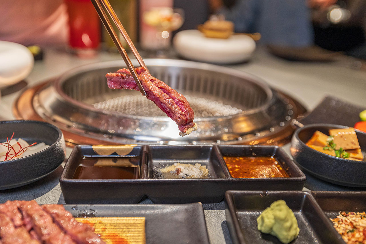 札卡燒肉南屯店｜被燒肉耽誤的高級日本料理？壽司之神御用海苔×桌邊代烤和牛，焦糖烏魚子蟹膏、啢男聯名甜點，台中南屯聚餐約會新天花板！