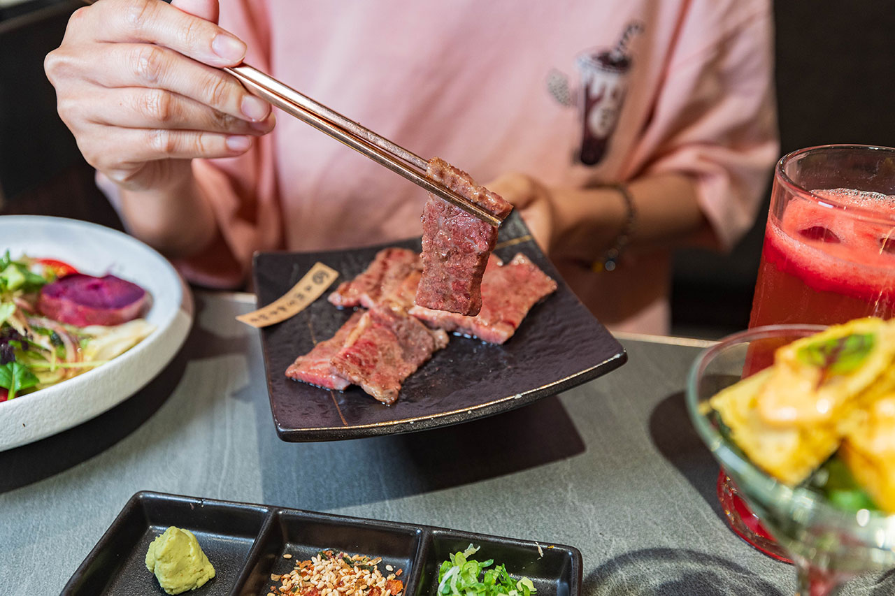 札卡燒肉南屯店｜被燒肉耽誤的高級日本料理？壽司之神御用海苔×桌邊代烤和牛，焦糖烏魚子蟹膏、啢男聯名甜點，台中南屯聚餐約會新天花板！