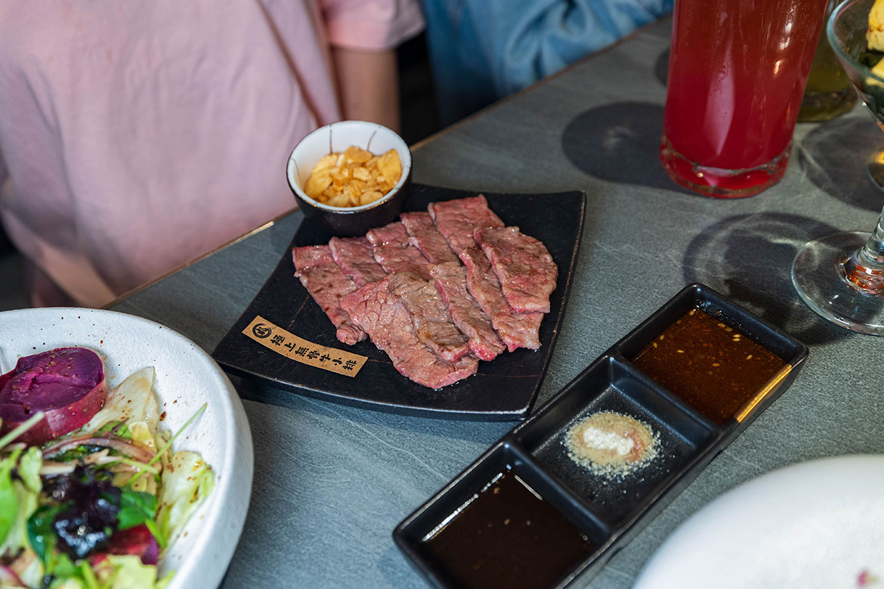 札卡燒肉南屯店｜被燒肉耽誤的高級日本料理？壽司之神御用海苔×桌邊代烤和牛，焦糖烏魚子蟹膏、啢男聯名甜點，台中南屯聚餐約會新天花板！