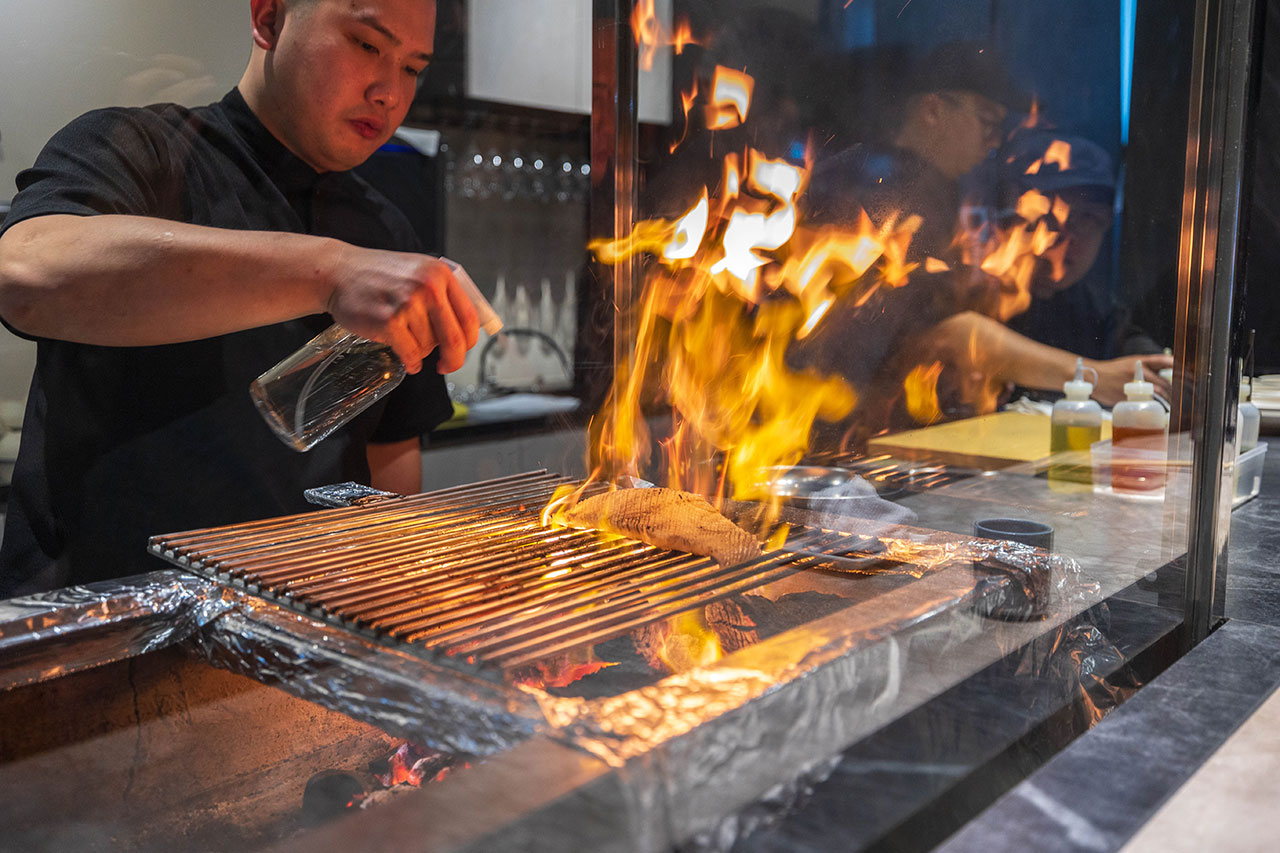 跃.YueFire直火小料理（躍）獨家直火炭燒！吃日本料理像看煙火秀，最新台中無菜單料理推薦！宵夜也能吃 2026 台中逢甲美食推薦