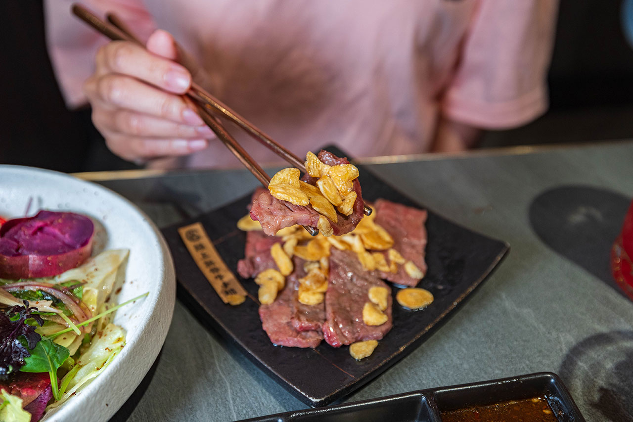 札卡燒肉南屯店｜被燒肉耽誤的高級日本料理？壽司之神御用海苔×桌邊代烤和牛，焦糖烏魚子蟹膏、啢男聯名甜點，台中南屯聚餐約會新天花板！