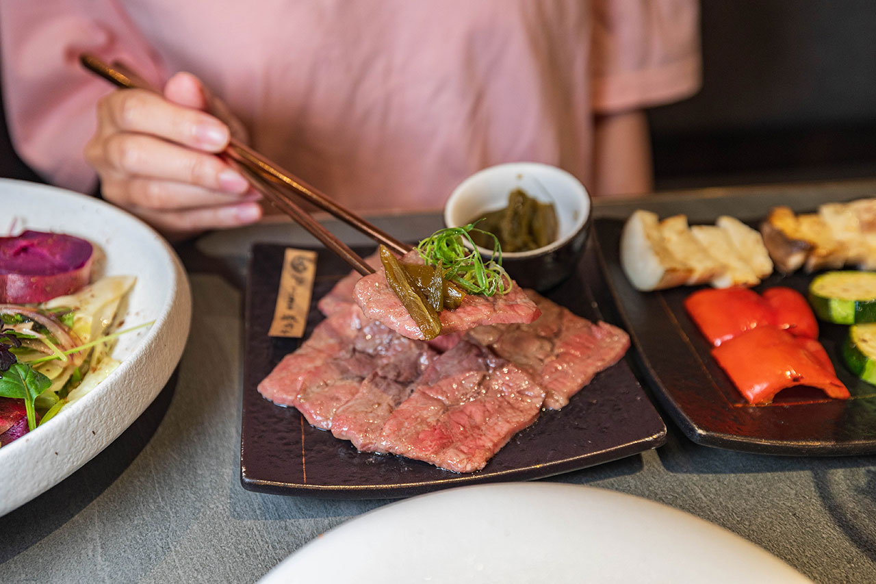 札卡燒肉南屯店｜被燒肉耽誤的高級日本料理？壽司之神御用海苔×桌邊代烤和牛，焦糖烏魚子蟹膏、啢男聯名甜點，台中南屯聚餐約會新天花板！