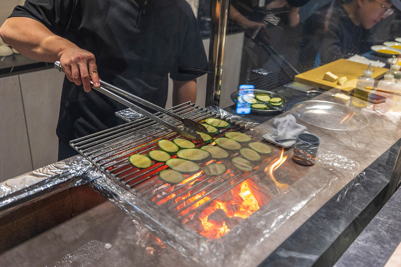 跃.YueFire直火小料理（躍）獨家直火炭燒！吃日本料理像看煙火秀，最新台中無菜單料理推薦！宵夜也能吃 2026 台中逢甲美食推薦