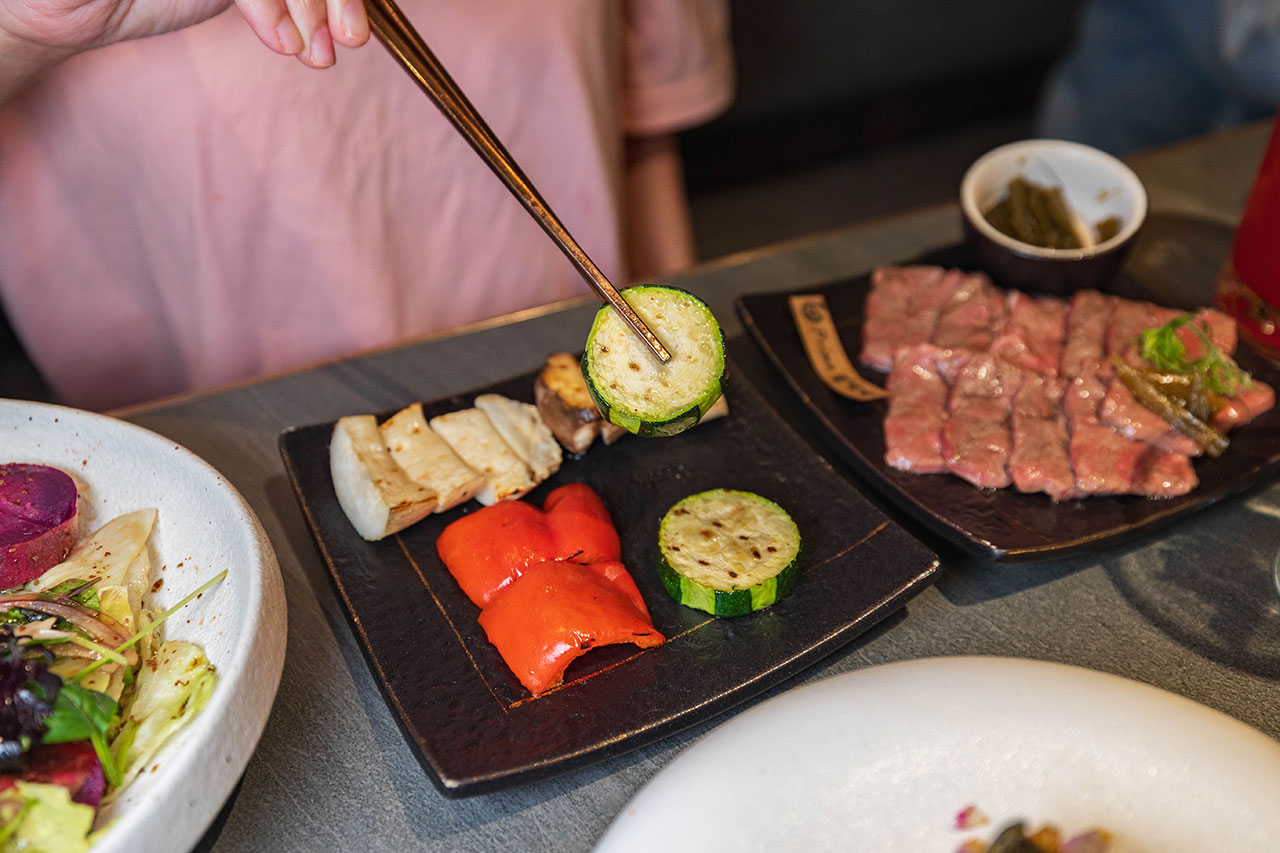 札卡燒肉南屯店｜被燒肉耽誤的高級日本料理？壽司之神御用海苔×桌邊代烤和牛，焦糖烏魚子蟹膏、啢男聯名甜點，台中南屯聚餐約會新天花板！