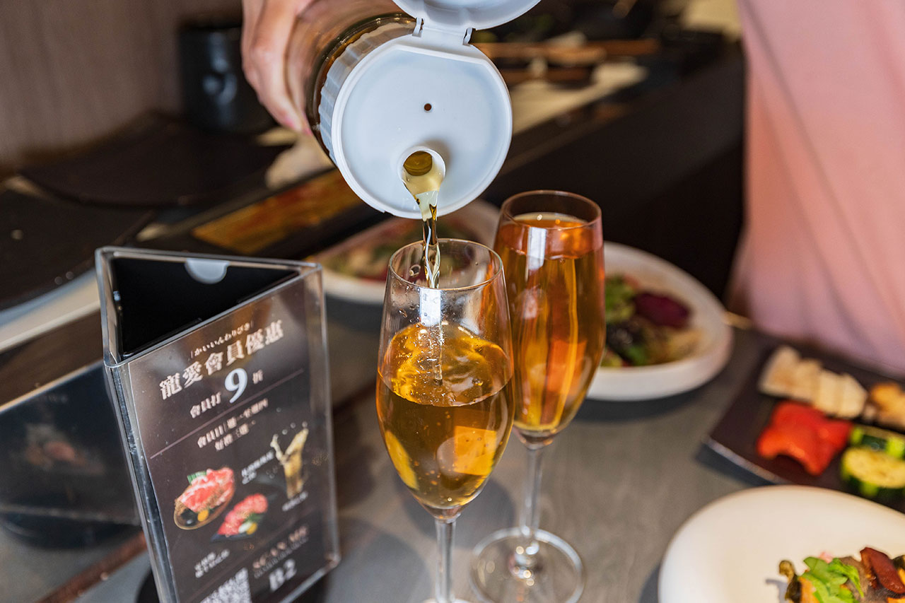 札卡燒肉南屯店｜被燒肉耽誤的高級日本料理？壽司之神御用海苔×桌邊代烤和牛，焦糖烏魚子蟹膏、啢男聯名甜點，台中南屯聚餐約會新天花板！