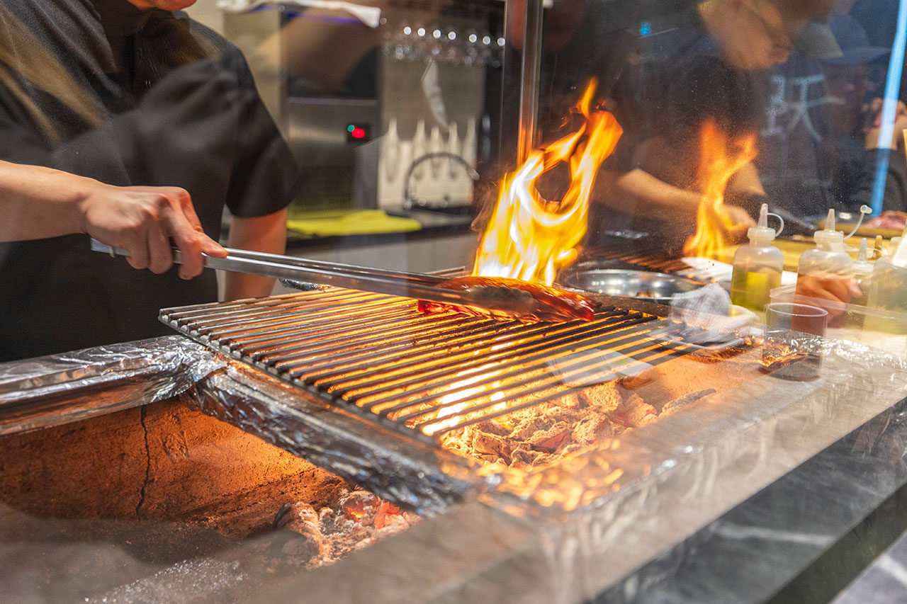 跃.YueFire直火小料理（躍）獨家直火炭燒！吃日本料理像看煙火秀，最新台中無菜單料理推薦！宵夜也能吃 2026 台中逢甲美食推薦