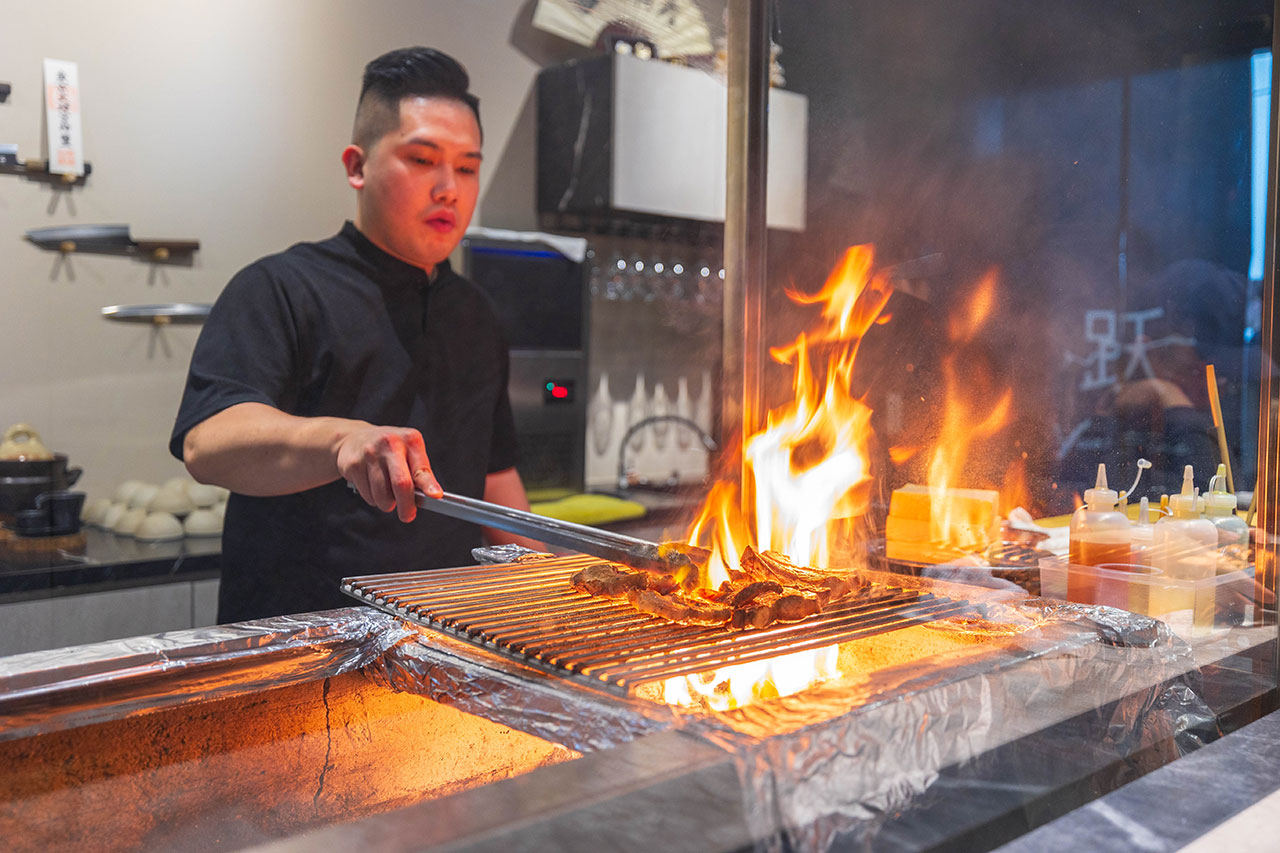 跃.YueFire直火小料理（躍）獨家直火炭燒！吃日本料理像看煙火秀，最新台中無菜單料理推薦！宵夜也能吃 2026 台中逢甲美食推薦