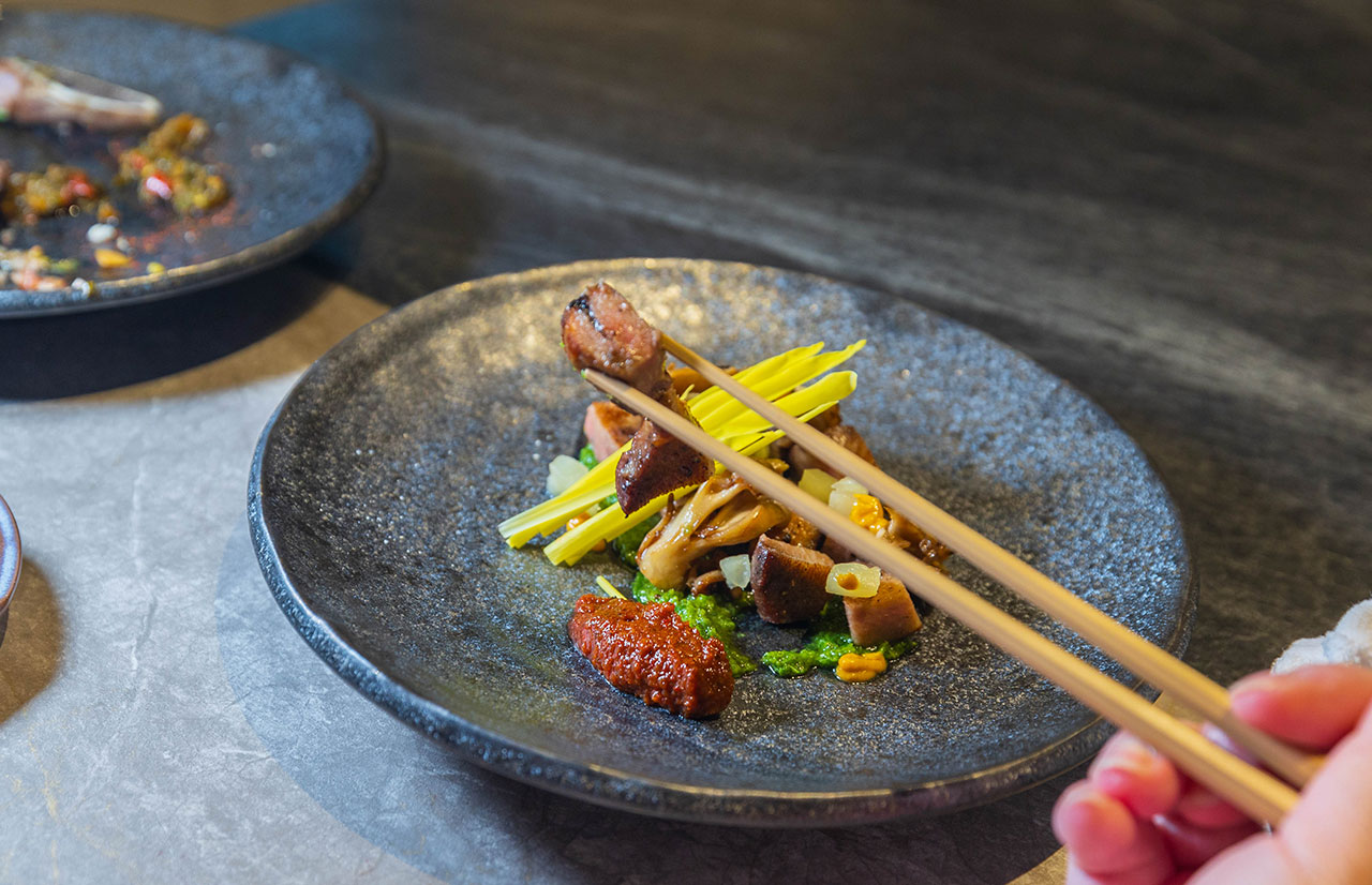 跃.YueFire直火小料理（躍）獨家直火炭燒！吃日本料理像看煙火秀，最新台中無菜單料理推薦！宵夜也能吃 2026 台中逢甲美食推薦