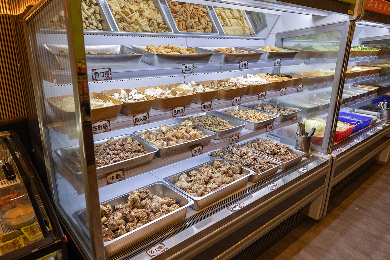 牛羊爭霸 八德店｜肉控必訪超狂桃園吃到飽火鍋，將近100樣食材牛豬羊海鮮一次吃個夠！ 還有甜點冰品自助吧，桃園八德羊肉爐推薦！