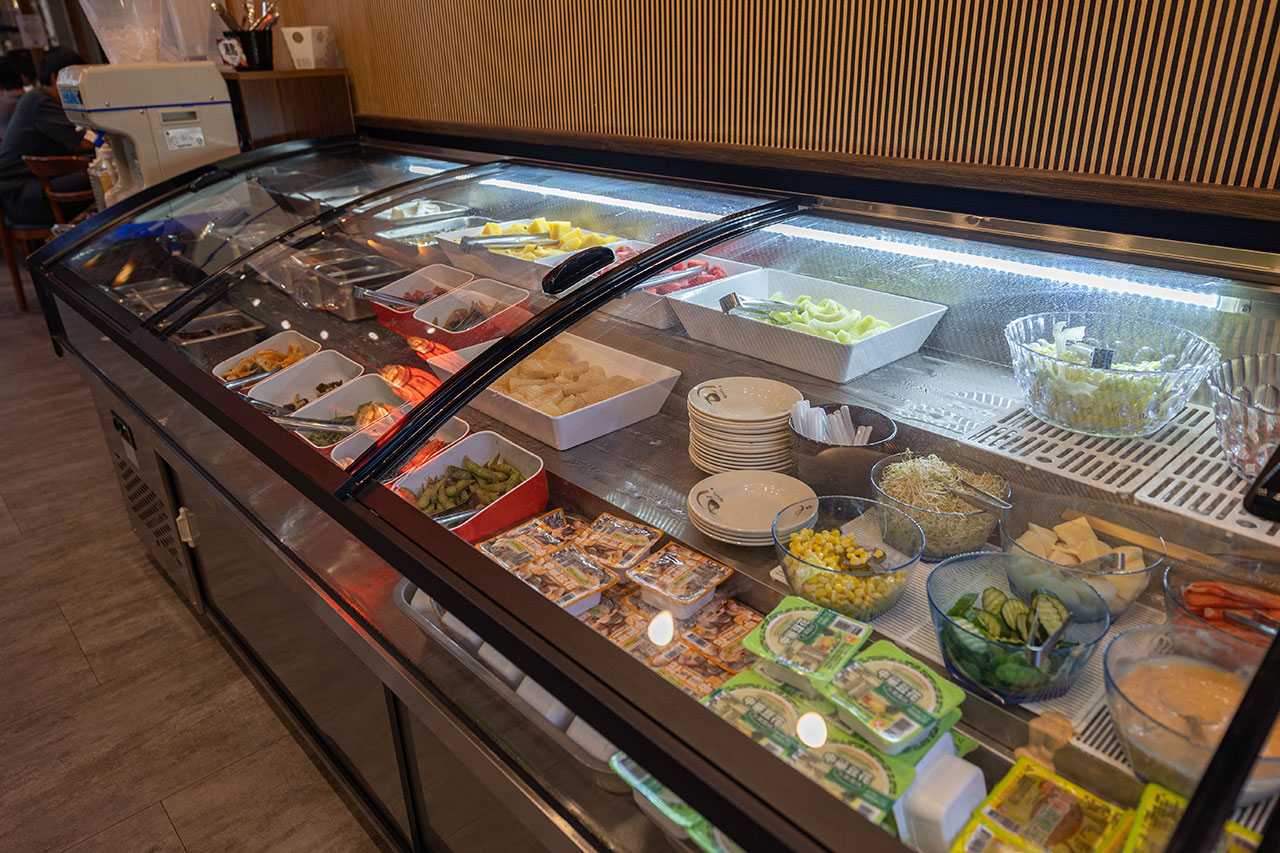 牛羊爭霸 八德店｜肉控必訪超狂桃園吃到飽火鍋，將近100樣食材牛豬羊海鮮一次吃個夠！ 還有甜點冰品自助吧，桃園八德羊肉爐推薦！