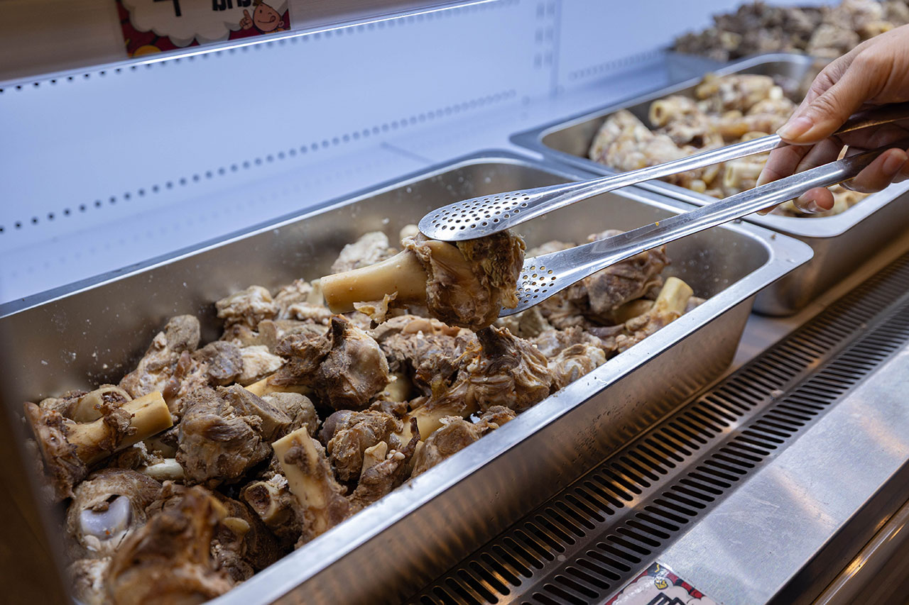 牛羊爭霸 八德店｜肉控必訪超狂桃園吃到飽火鍋，將近100樣食材牛豬羊海鮮一次吃個夠！ 還有甜點冰品自助吧，桃園八德羊肉爐推薦！