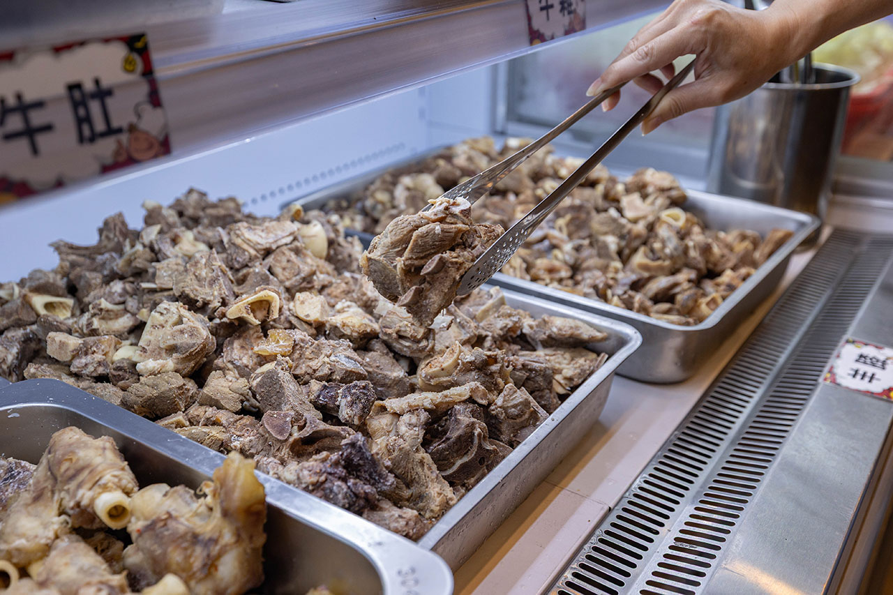 牛羊爭霸 八德店｜肉控必訪超狂桃園吃到飽火鍋，將近100樣食材牛豬羊海鮮一次吃個夠！ 還有甜點冰品自助吧，桃園八德羊肉爐推薦！