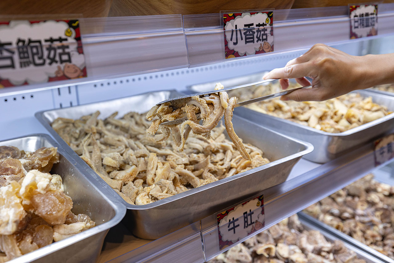 牛羊爭霸 八德店｜肉控必訪超狂桃園吃到飽火鍋，將近100樣食材牛豬羊海鮮一次吃個夠！ 還有甜點冰品自助吧，桃園八德羊肉爐推薦！