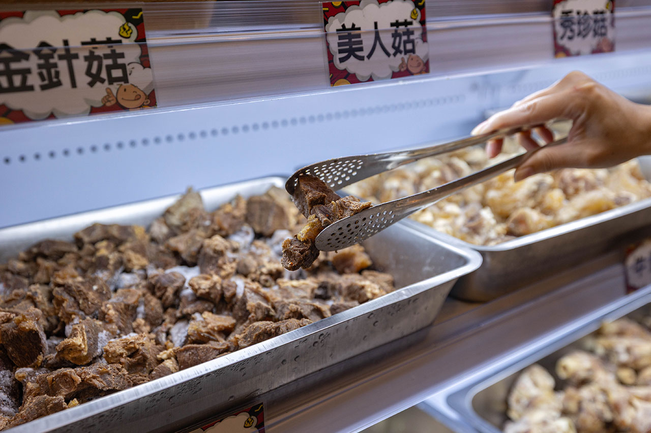 牛羊爭霸 八德店｜肉控必訪超狂桃園吃到飽火鍋，將近100樣食材牛豬羊海鮮一次吃個夠！ 還有甜點冰品自助吧，桃園八德羊肉爐推薦！