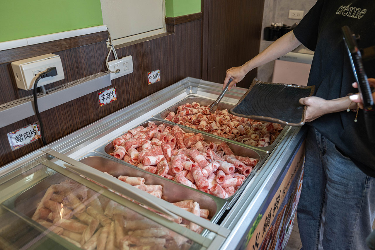 牛羊爭霸 八德店｜肉控必訪超狂桃園吃到飽火鍋，將近100樣食材牛豬羊海鮮一次吃個夠！ 還有甜點冰品自助吧，桃園八德羊肉爐推薦！