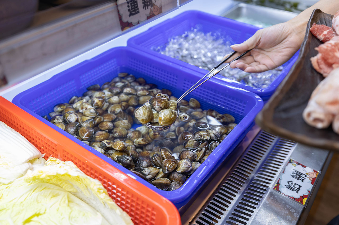 牛羊爭霸 八德店｜肉控必訪超狂桃園吃到飽火鍋，將近100樣食材牛豬羊海鮮一次吃個夠！ 還有甜點冰品自助吧，桃園八德羊肉爐推薦！