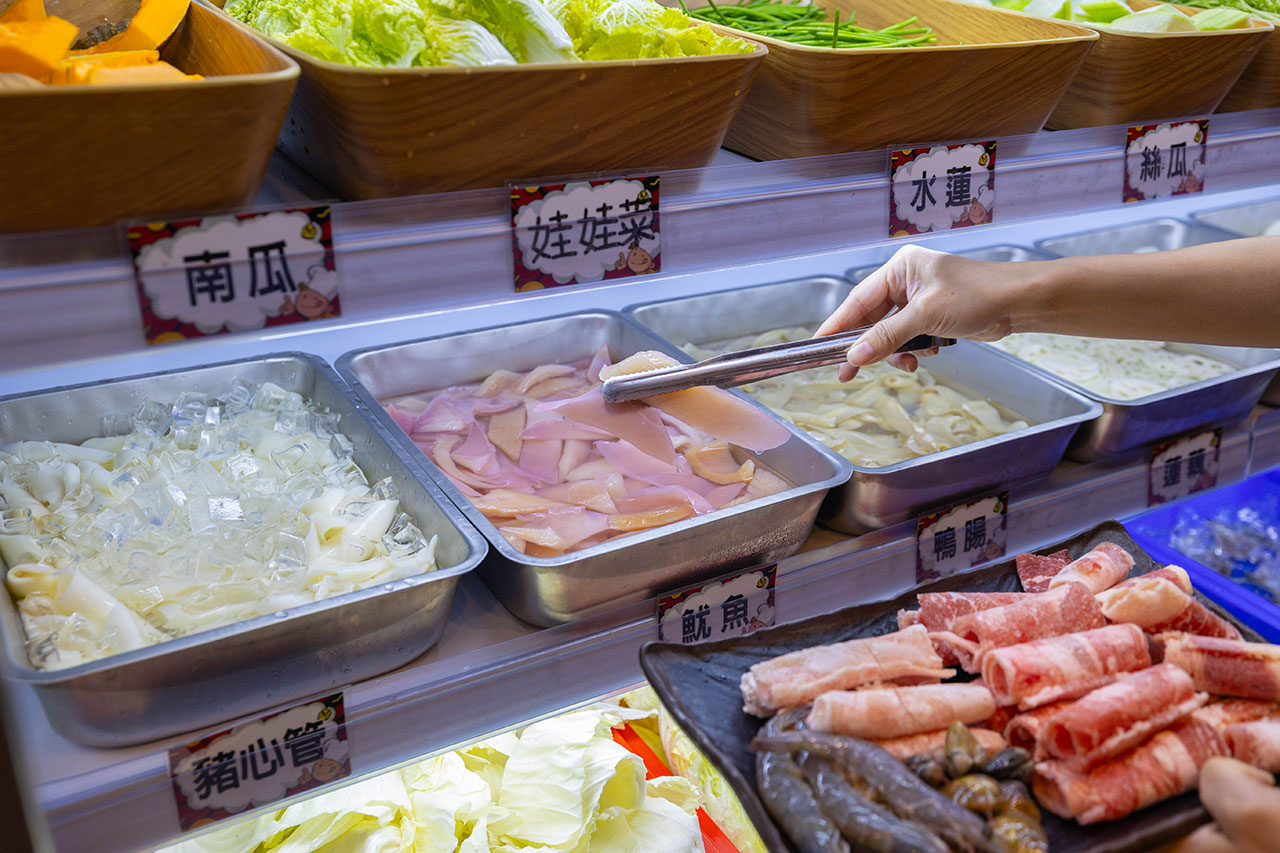牛羊爭霸 八德店｜肉控必訪超狂桃園吃到飽火鍋，將近100樣食材牛豬羊海鮮一次吃個夠！ 還有甜點冰品自助吧，桃園八德羊肉爐推薦！
