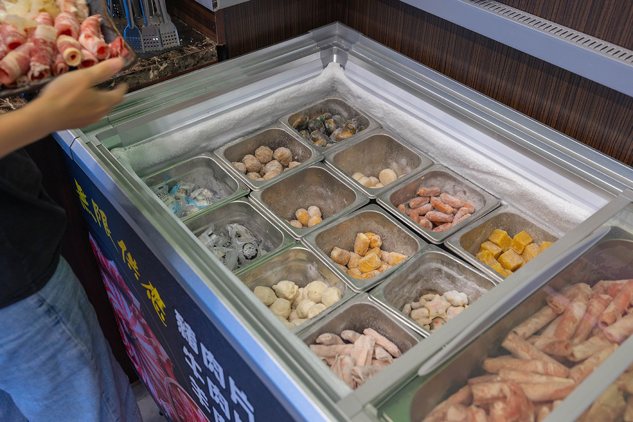 牛羊爭霸 八德店｜肉控必訪超狂桃園吃到飽火鍋，將近100樣食材牛豬羊海鮮一次吃個夠！ 還有甜點冰品自助吧，桃園八德羊肉爐推薦！