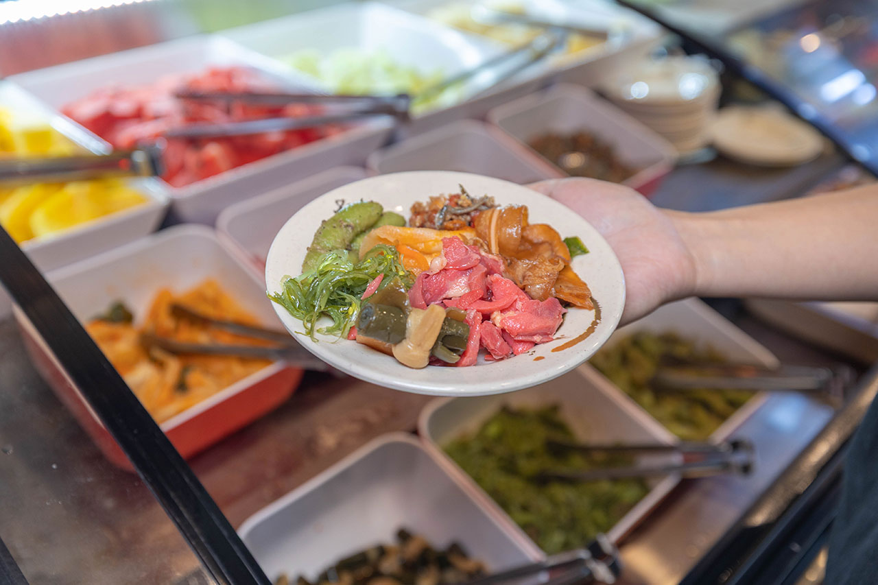 牛羊爭霸 八德店｜肉控必訪超狂桃園吃到飽火鍋，將近100樣食材牛豬羊海鮮一次吃個夠！ 還有甜點冰品自助吧，桃園八德羊肉爐推薦！