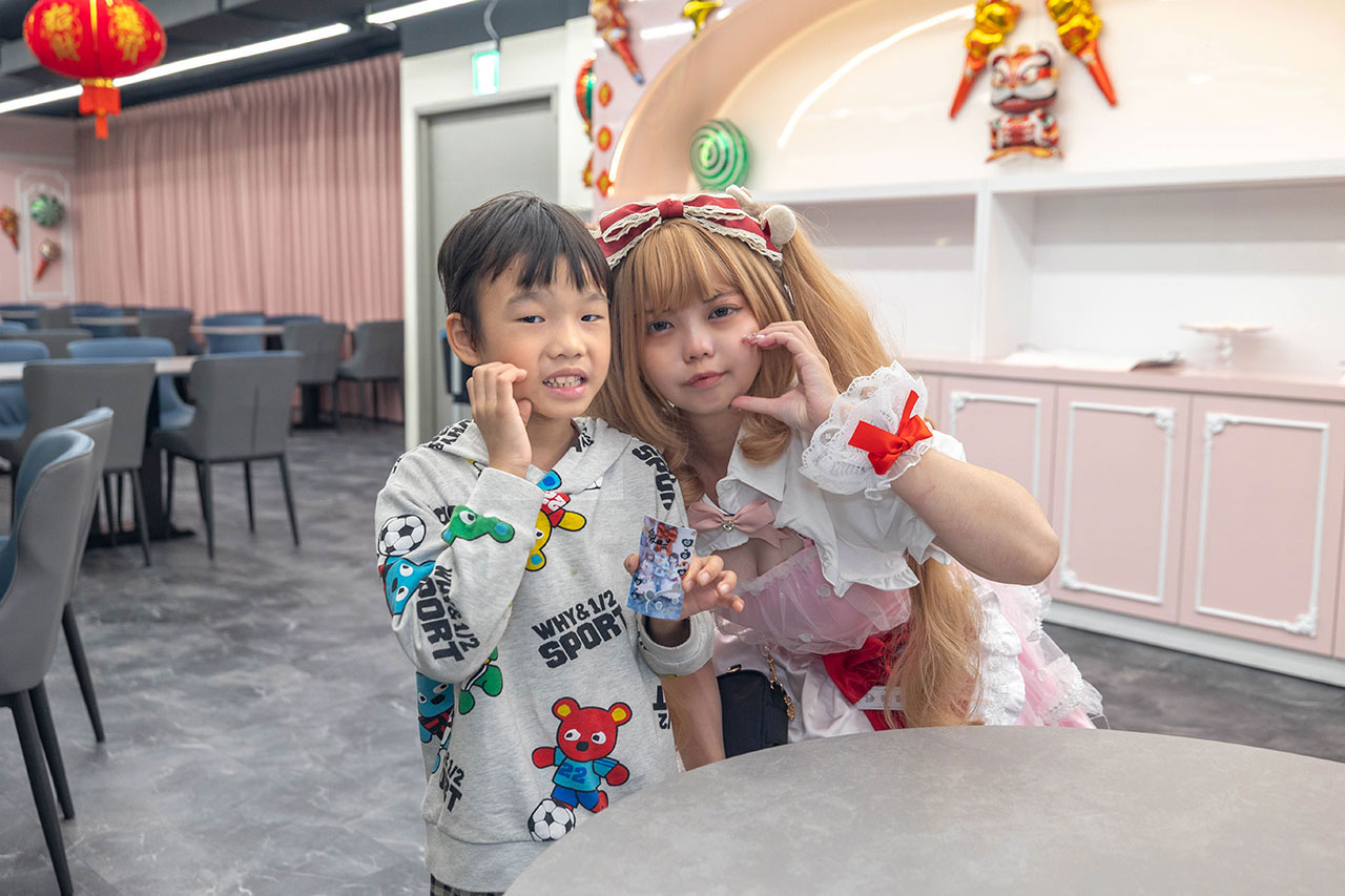 夢饗STAGE IP主題餐廳|台中大魯閣新時代最新開幕女僕餐廳,粉絲限時優惠全館餐點買一送一,2026台中市東區美食推薦 夢饗STAGE IP主題餐廳|台中大魯閣新時代最新開幕女僕餐廳,粉絲限時優惠全館餐點買一送一,2026台中市東區美食推薦