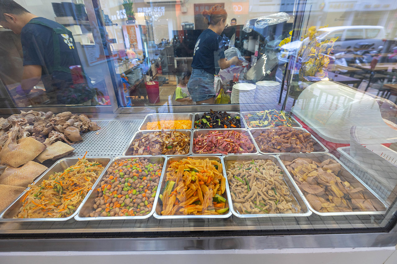 酉金鵝 興大店，最新台中美食報到！開幕期間全店 9 折起，超香無骨鵝肉飯、獨門涼拌小菜一吃上癮，必吃 2026 台中小吃推薦