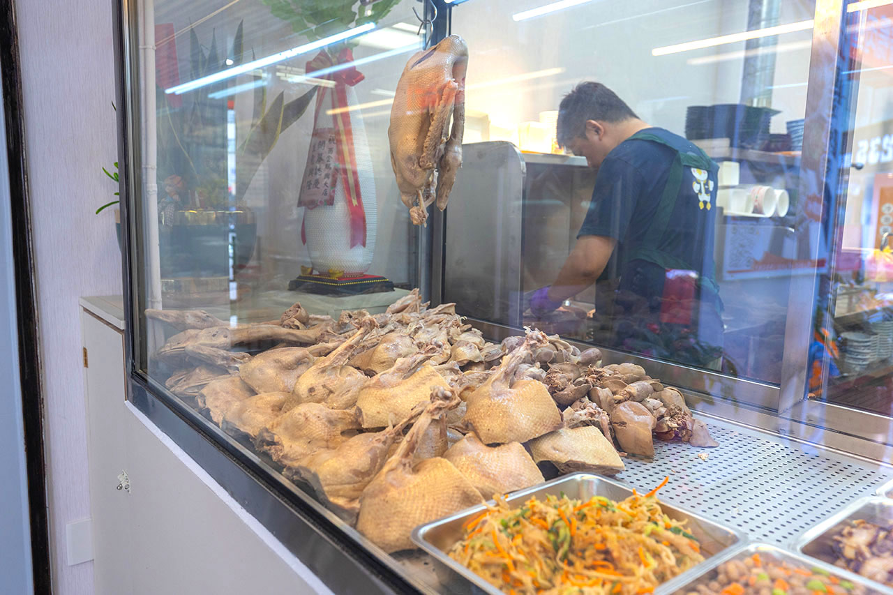 酉金鵝 興大店，最新台中美食報到！開幕期間全店 9 折起，超香無骨鵝肉飯、獨門涼拌小菜一吃上癮，必吃 2026 台中小吃推薦