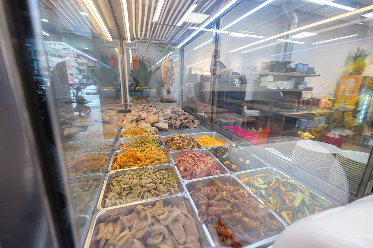 酉金鵝 興大店，最新台中美食報到！開幕期間全店 9 折起，超香無骨鵝肉飯、獨門涼拌小菜一吃上癮，必吃 2026 台中小吃推薦