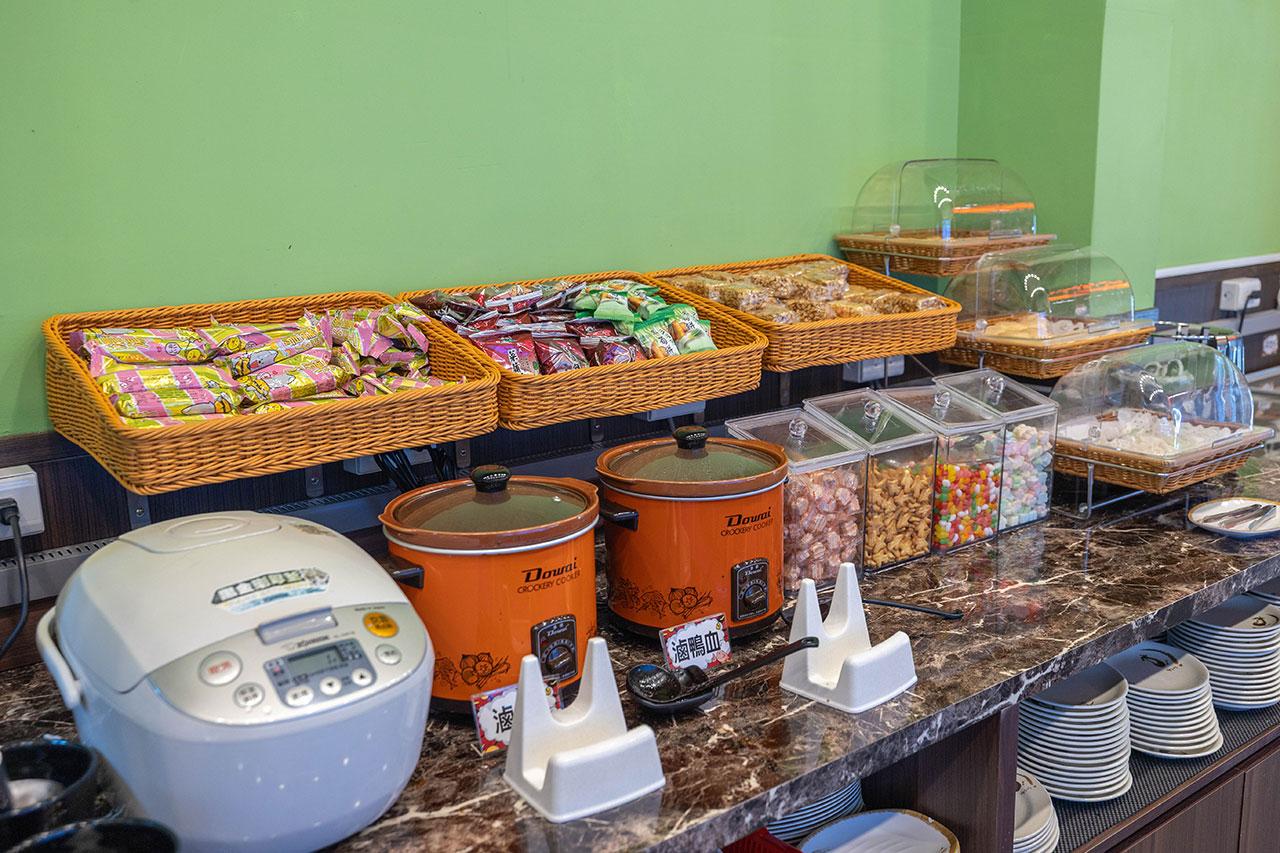牛羊爭霸 八德店｜肉控必訪超狂桃園吃到飽火鍋，將近100樣食材牛豬羊海鮮一次吃個夠！ 還有甜點冰品自助吧，桃園八德羊肉爐推薦！