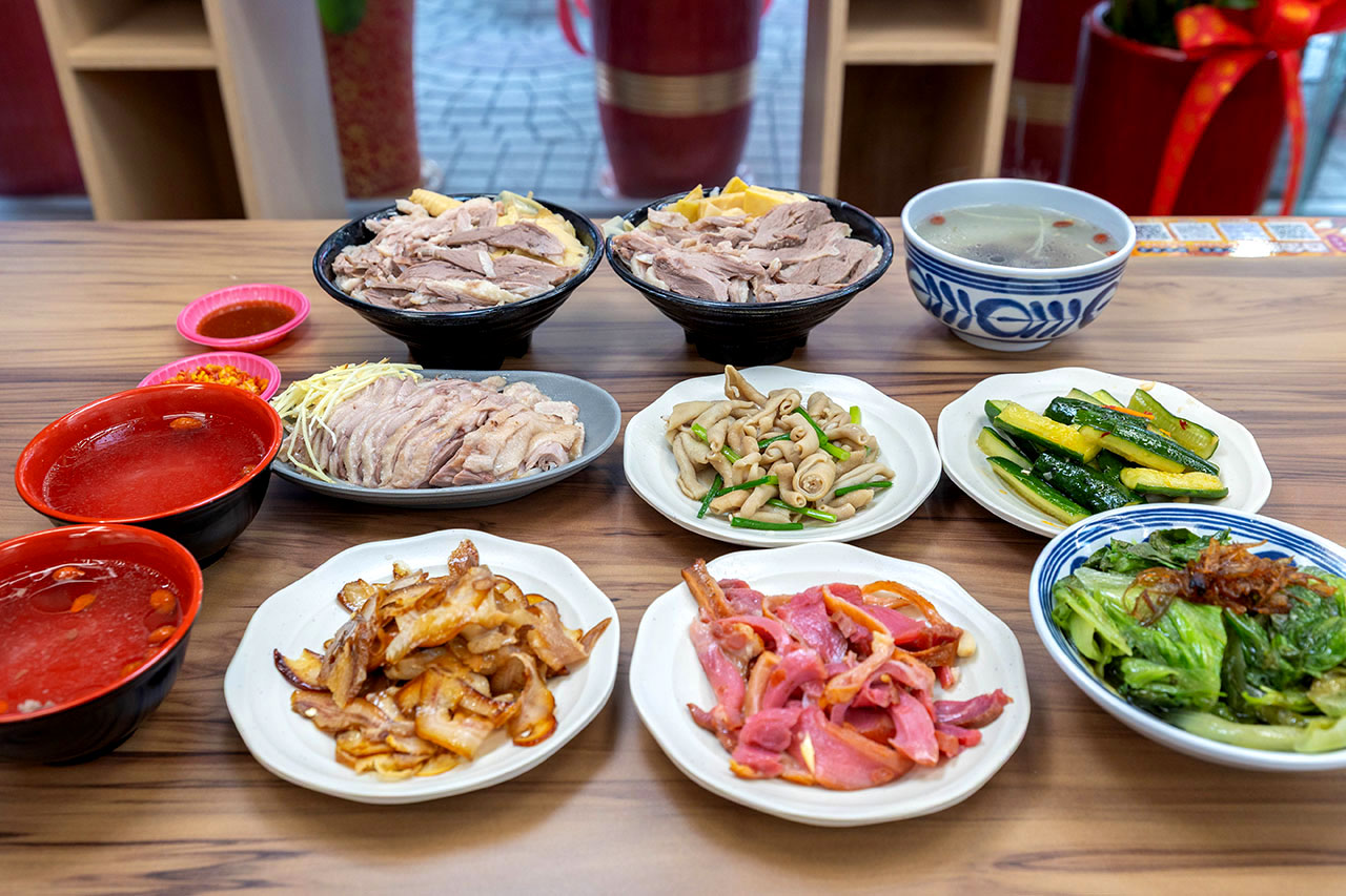 酉金鵝 興大店，最新台中美食報到！開幕期間全店 9 折起，超香無骨鵝肉飯、獨門涼拌小菜一吃上癮，必吃 2026 台中小吃推薦