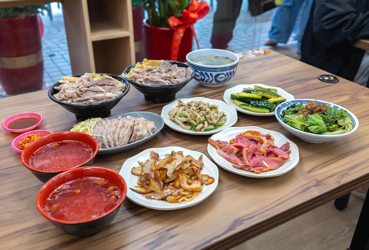 酉金鵝 興大店，最新台中美食報到！開幕期間全店 9 折起，超香無骨鵝肉飯、獨門涼拌小菜一吃上癮，必吃 2026 台中小吃推薦