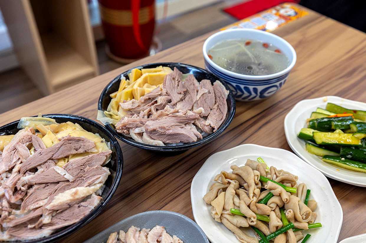 酉金鵝 興大店，最新台中美食報到！開幕期間全店 9 折起，超香無骨鵝肉飯、獨門涼拌小菜一吃上癮，必吃 2026 台中小吃推薦